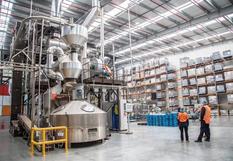 Kinetic Electrical East Tamaki technicians on commerical industrial site